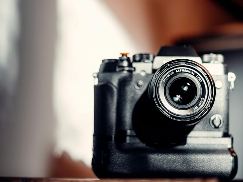 Appareil photo reflex noir posé sur une surface lors d'un stage photo à Besançon.