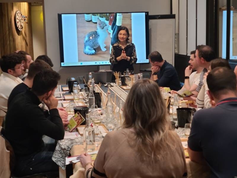 Groupe de personnes assises autour d'une table lors d'une dégustation de vin près de Carcassonne.