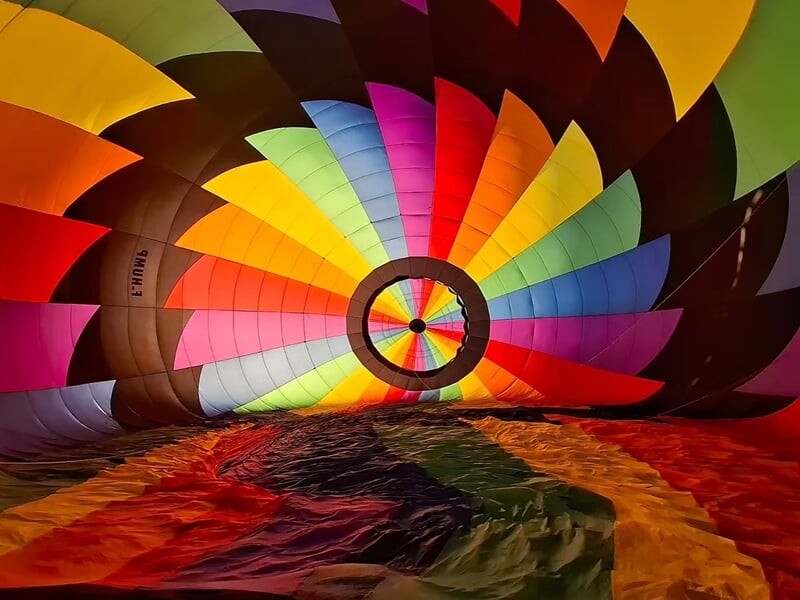 Intérieur coloré d'une montgolfière avec des panneaux multicolores en forme de spirale lumineuse