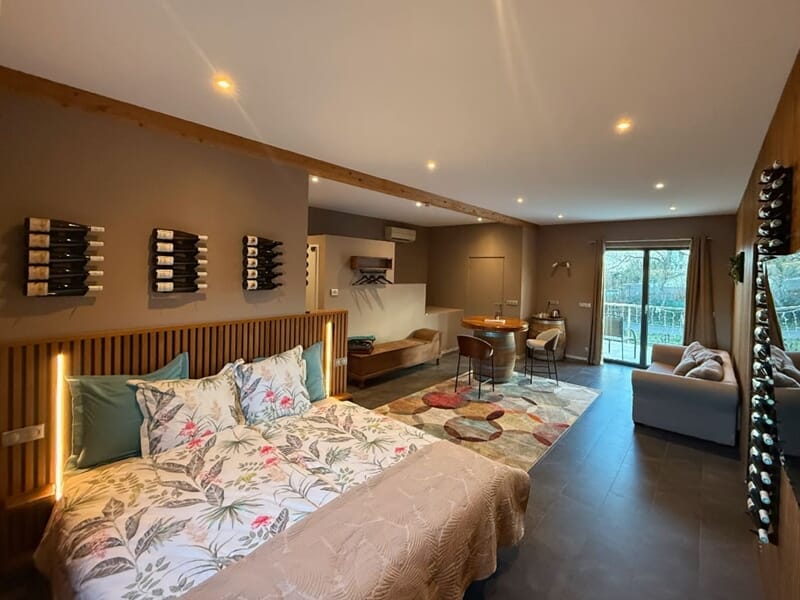 Chambre moderne avec lit double lors d'un week-end oenologie près de Colmar.