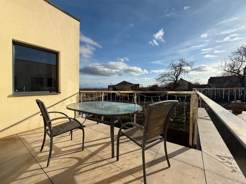 Terrasse ensoleillée lors d'un week-end oenologie près de Colmar.
