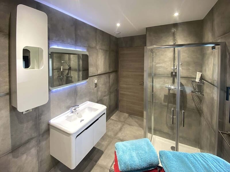 Salle de bain contemporaine avec douche en verre lors d'un week-end oenologie près de Colmar.