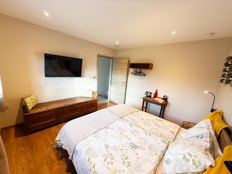 Chambre cosy avec lit double lors d'un week-end oenologie près de Colmar.