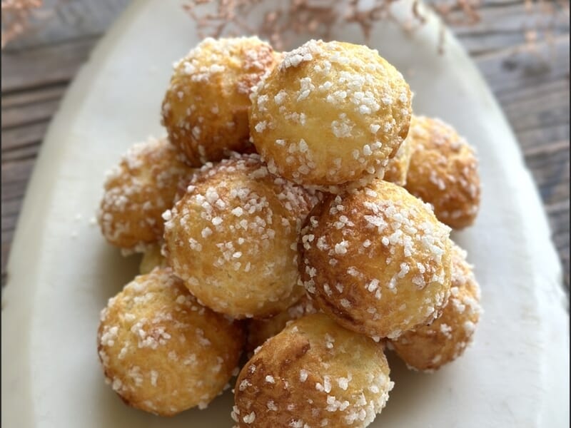Boules de pâte dorées saupoudrées de sucre perlé, lors d'un cours de pâtisserie à Lille.