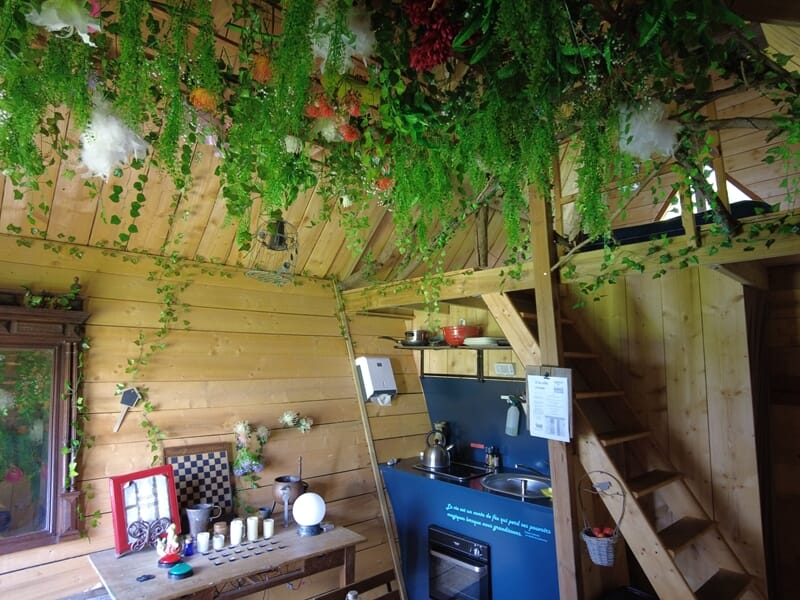 Intérieur d'une petite maison en bois avec cuisine équipée, lors d'une nuit cabane près de Saint-Nazaire.