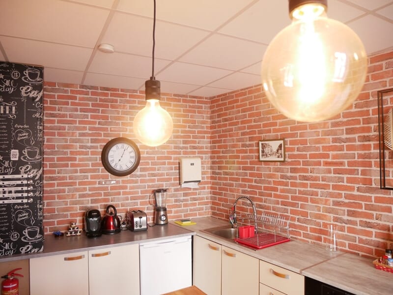Cuisine moderne avec murs en briques, lors d'une nuit en Love Room près de Bourges.