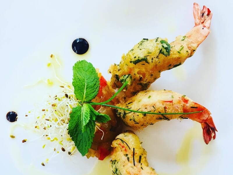 Crevettes panées aux herbes fraîches, lors d'un cours de cuisine à Nice. 