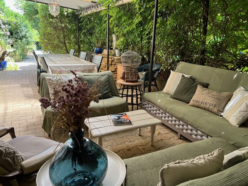 Salon extérieur sous une pergola lors d'un week-end oenologie près de Châteauneuf-du-Pape.