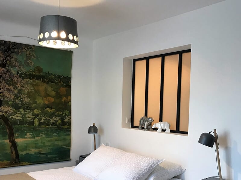 Chambre avec un lit double pour un week-end oenologie près de Châteauneuf-du-Pape.