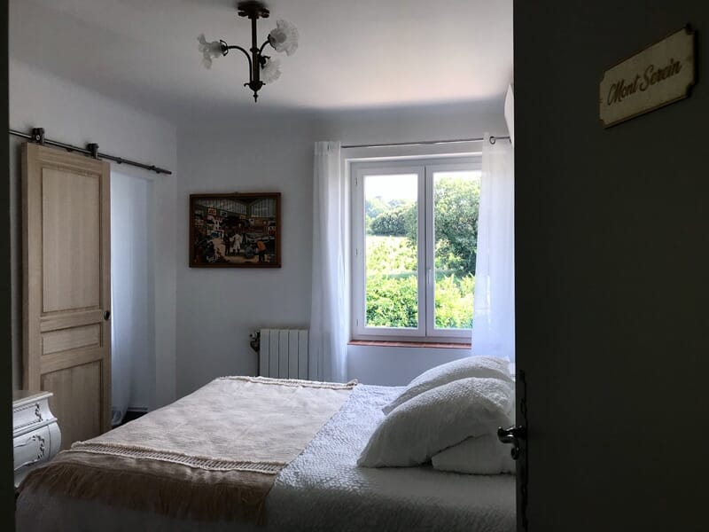 Chambre lumineuse avec un lit double, lors d'un week-end oenologie près de Châteauneuf-du-Pape.