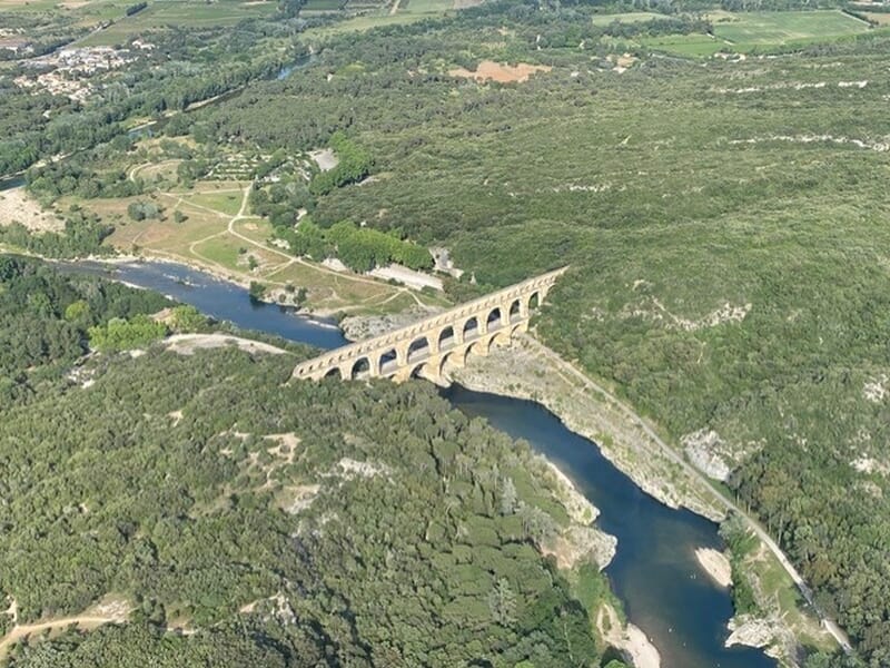 Vue aérienne d'un pont ancien en pierre lors d'un vol en ULM autogire près d'Avignon. 
