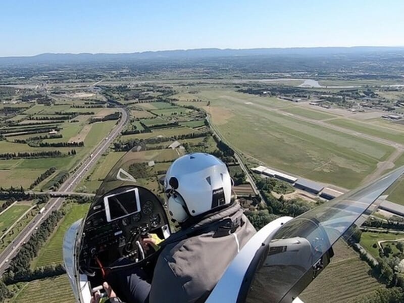 Vue depuis un ULM avec pilote, montrant la campagne lors d'un vol en ULM autogire près d'Avignon. 