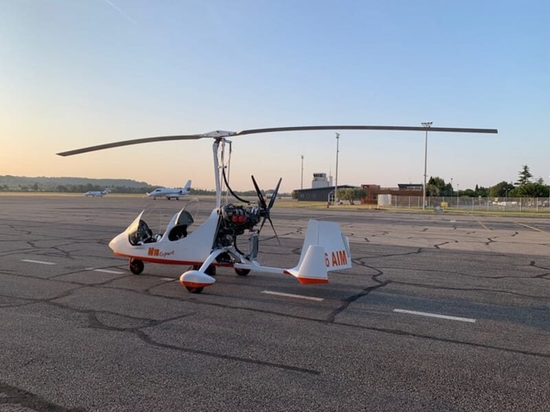 ULM stationné sur une piste d'aéroport au coucher du soleil lors d'un vol en ULM autogire près d'Avignon. 