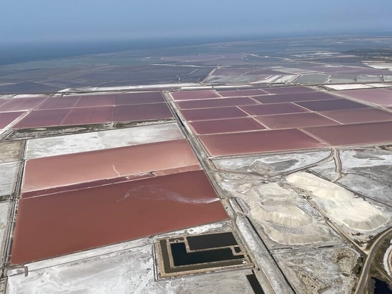 Vue aérienne de bassins salins lors d'un vol en ULM autogire près d'Avignon. 