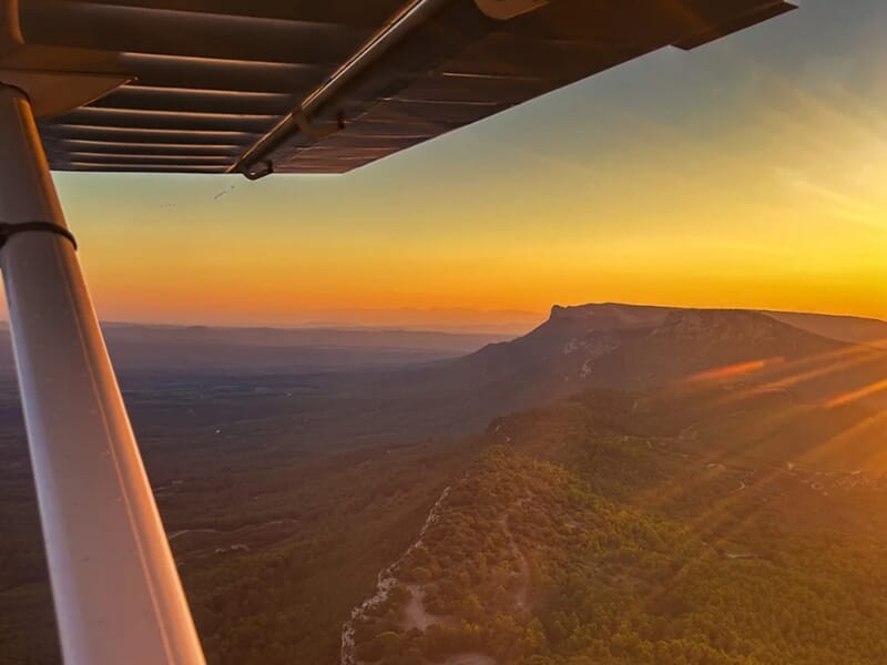 Paysage vu depuis un avion ULM au coucher du soleil lors d'une initiation au pilotage d'un avion ULM près de Toulon. 
