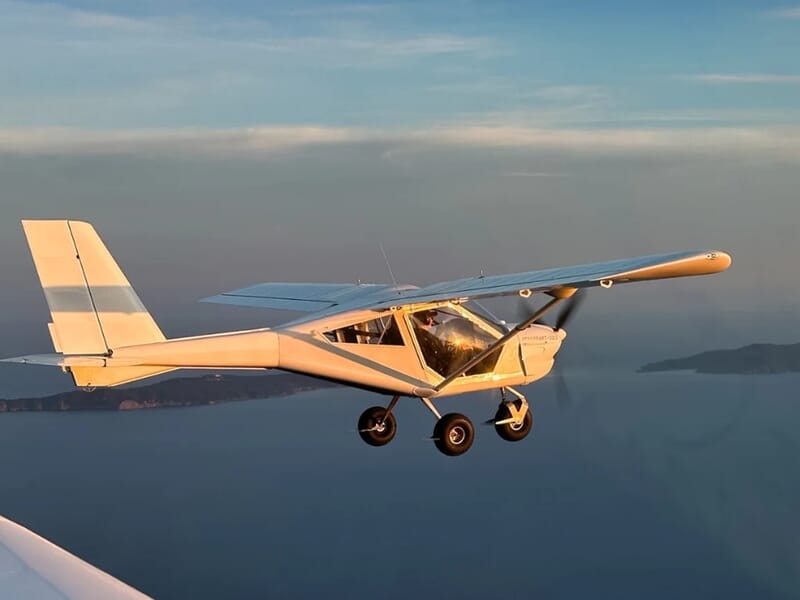 Petit avion ultraléger en vol au-dessus de la mer lors d'une initiation au pilotage d'un avion ULM près de Toulon. 