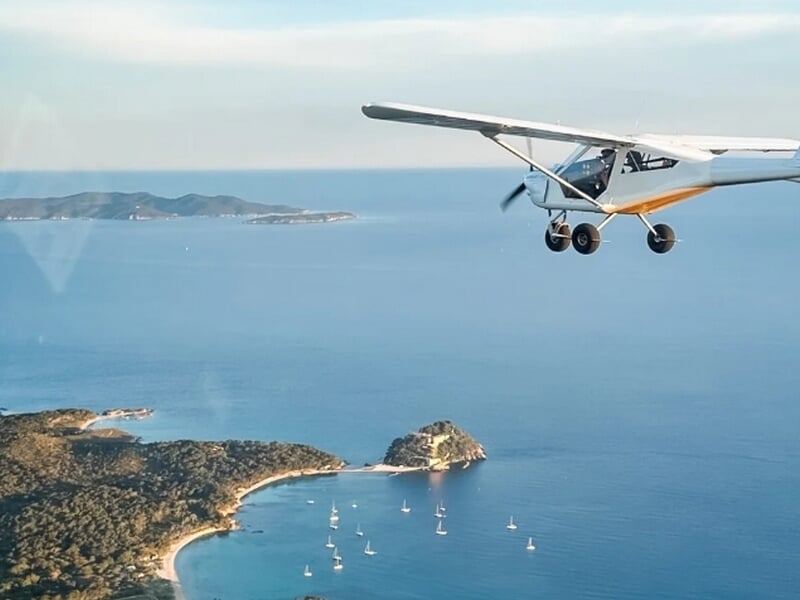 Petit avion ultraléger volant au-dessus lors d'une initiation au pilotage d'un avion ULM près de Toulon.