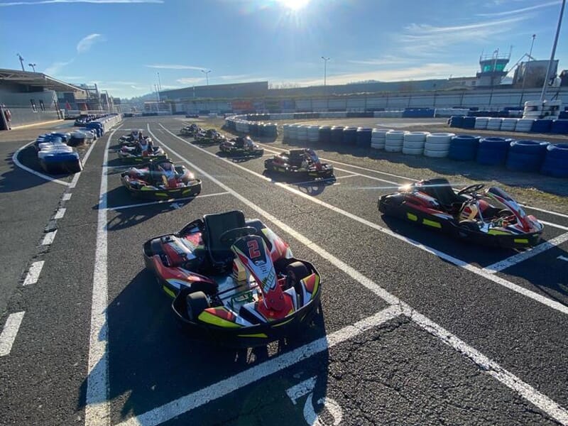 Kartings alignés sur la piste du circuit d'Albi prêts pour une session de pilotage sous un ciel ensoleillé.