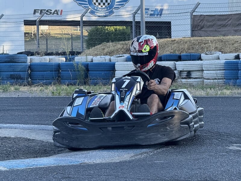Pilote casqué en karting numéro 7 prenant un virage serré sur le circuit d'Albi lors d'une session.