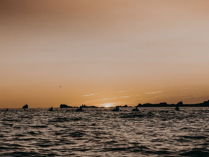 Coucher de soleil sur une mer agitée lors d'une sortie jet ski depuis la plage Neptune à Ajaccio.
