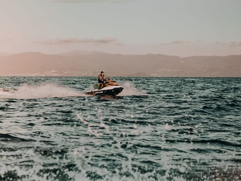 Personne sur un jetski fonçant sur une mer agitée lors d'une sortie jet ski depuis la plage Neptune à Ajaccio.