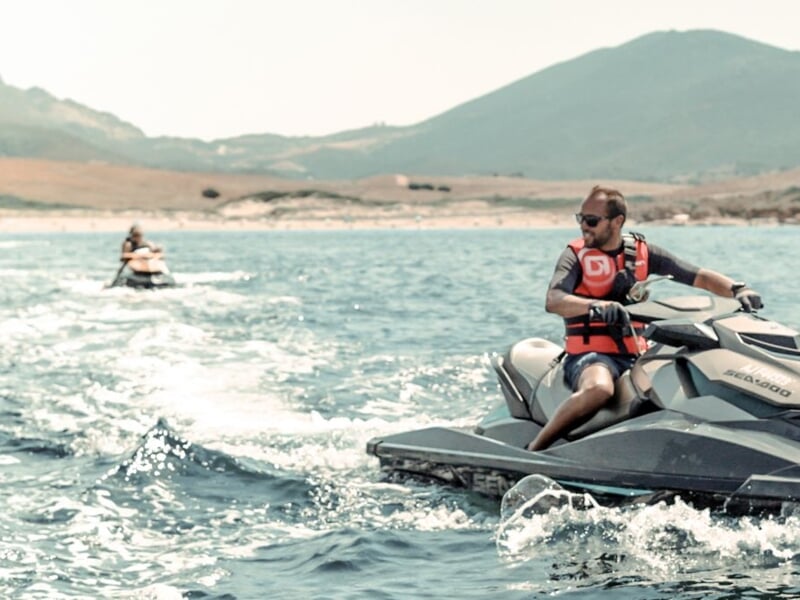 Homme en gilet de sauvetage lors d'une randonnée en jet-ski au port d'Ajaccio.