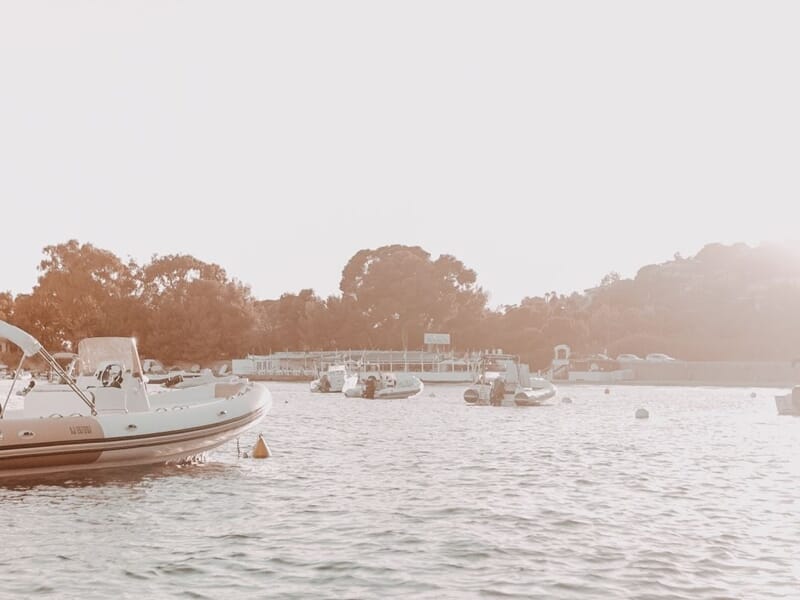 Bateaux de location amarrés dans une baie calme lors d'une location de bateau à Ajaccio. 