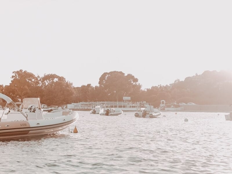 Bateaux de location amarrés dans une baie calme lors d'une location de bateau à Ajaccio. 