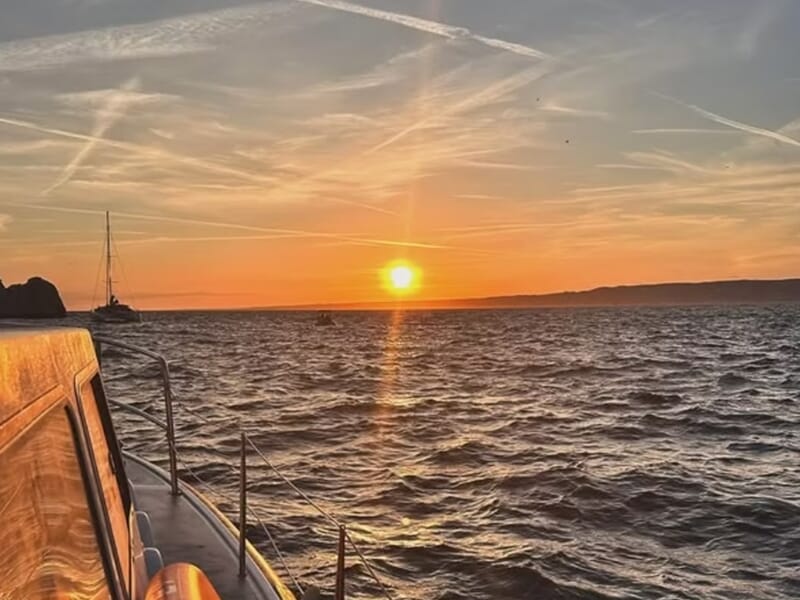 Coucher de soleil sur la mer lors d'une balade en bateau à Marseille. 