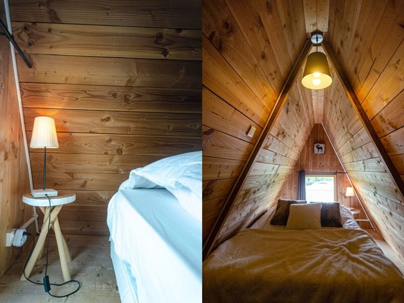 Deux vues d'une chambre en bois avec lit, lampe suspendue et petite table de chevet éclairée.