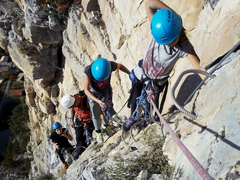Escalade via ferrata en France avec plusieurs personnes équipées sur une paroi rocheuse