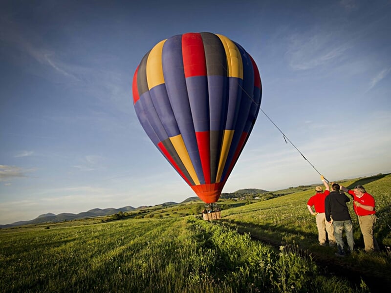 La préparation d'une montgolfière avant un vol en ballon dans le Morvan