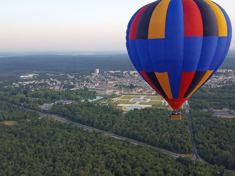 Montgolfière en suspension dans les airs au-dessus du château de Fontainebleau