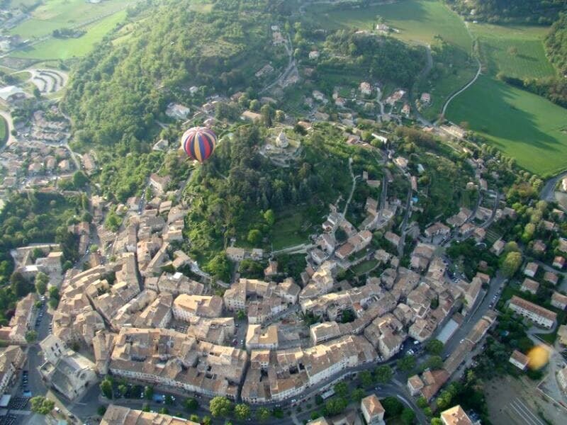 Une montgolfière survole la ville de Forcalquier dans le Lubéron
