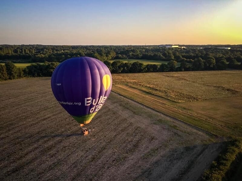 Montgolfière violette marquée 