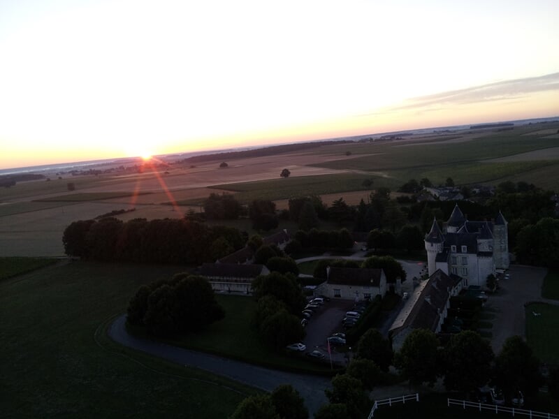Montgolfière colorée flottant dans un ciel clair avec des passagers dans la nacelle
