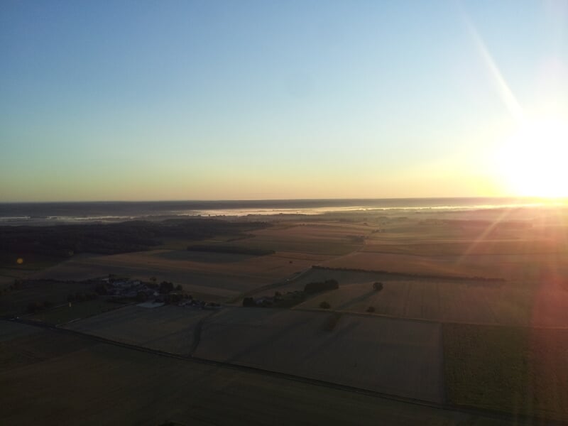 Montgolfière colorée flottant dans un ciel clair avec des passagers dans la nacelle