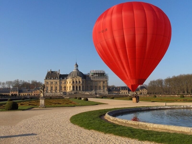 Vue d'une montgolfière au château de Vaux Le Vicomte