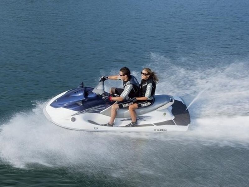 Un couple pratique le jet-ski près de la Grande-Motte dans l'Hérault