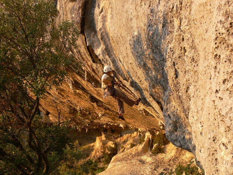 un grimpeur escalade une pente rocheuse en provence