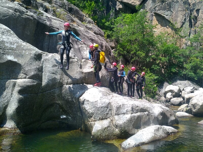 Groupe pratiquant le canyoning aux gorges du Chassezac