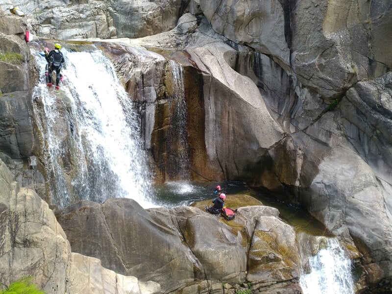 Groupe pratiquant le canyoning aux gorges du Chassezac