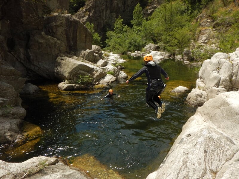 Groupe pratiquant le canyoning aux gorges du Chassezac