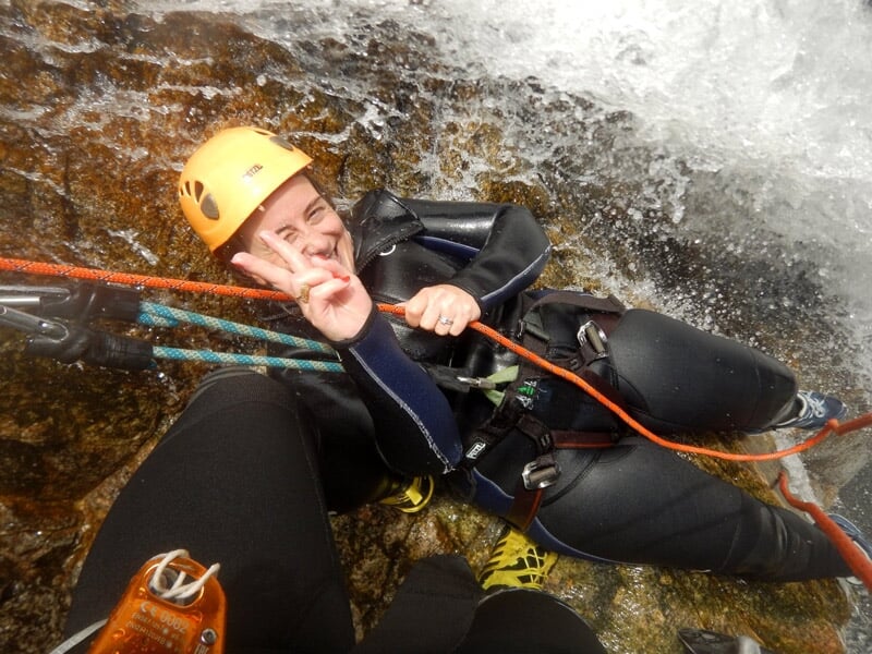 Personne pratiquant le canyoning aux gorges du Chassezac