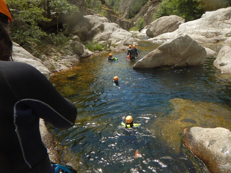 Groupe pratiquant le canyoning aux gorges du Chassezac
