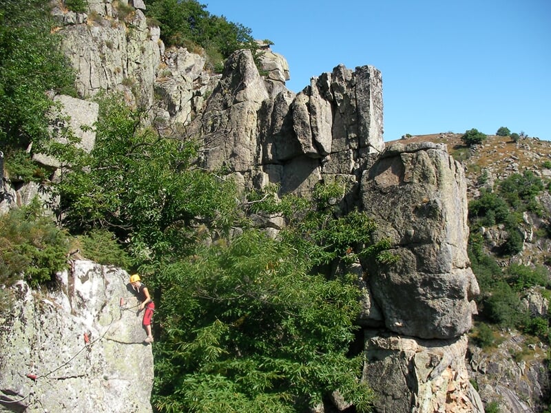 Groupe pratiquant la via corda aux Gorges du Chassezac