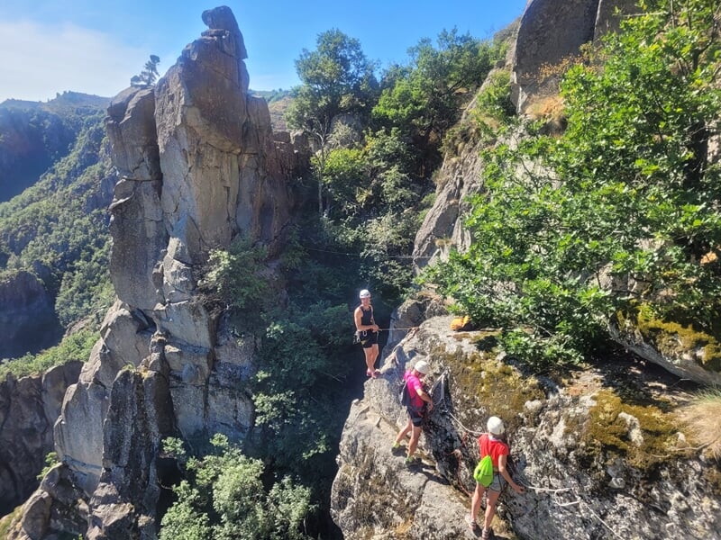 Groupe pratiquant la via corda aux Gorges du Chassezac