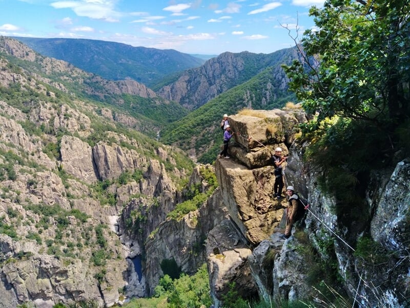 Groupe pratiquant la via corda aux Gorges du Chassezac