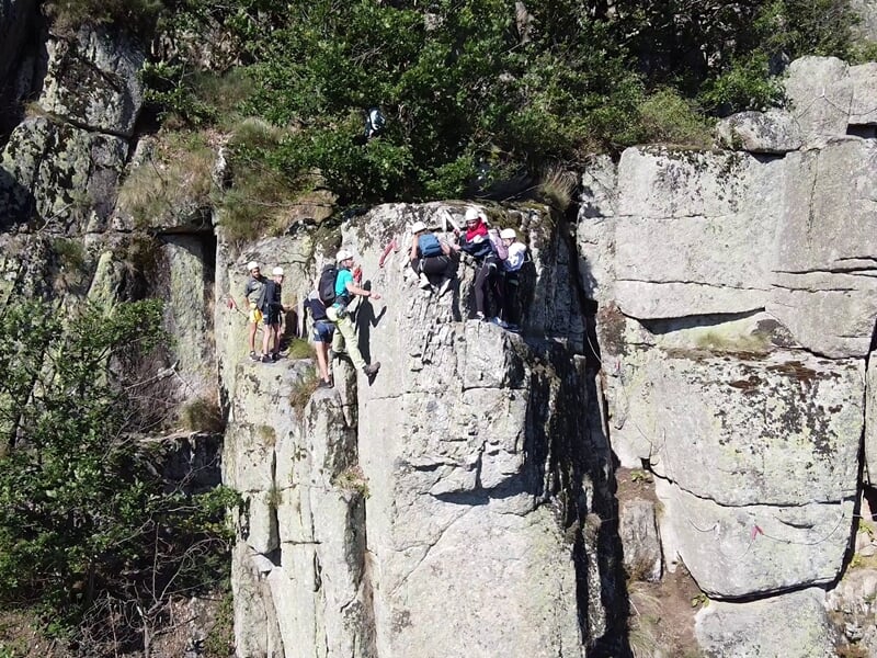 Groupe pratiquant la via corda aux Gorges du Chassezac