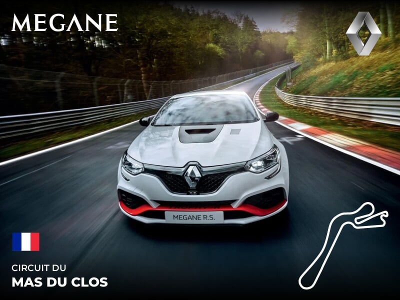 Voiture Renault Megane R.S. blanche sur circuit du Mas du Clos, virage en arrière-plan, ambiance sportive et dynamique.